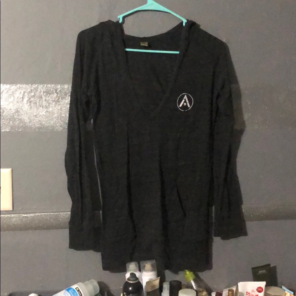 Aveda long sleeve light weight top